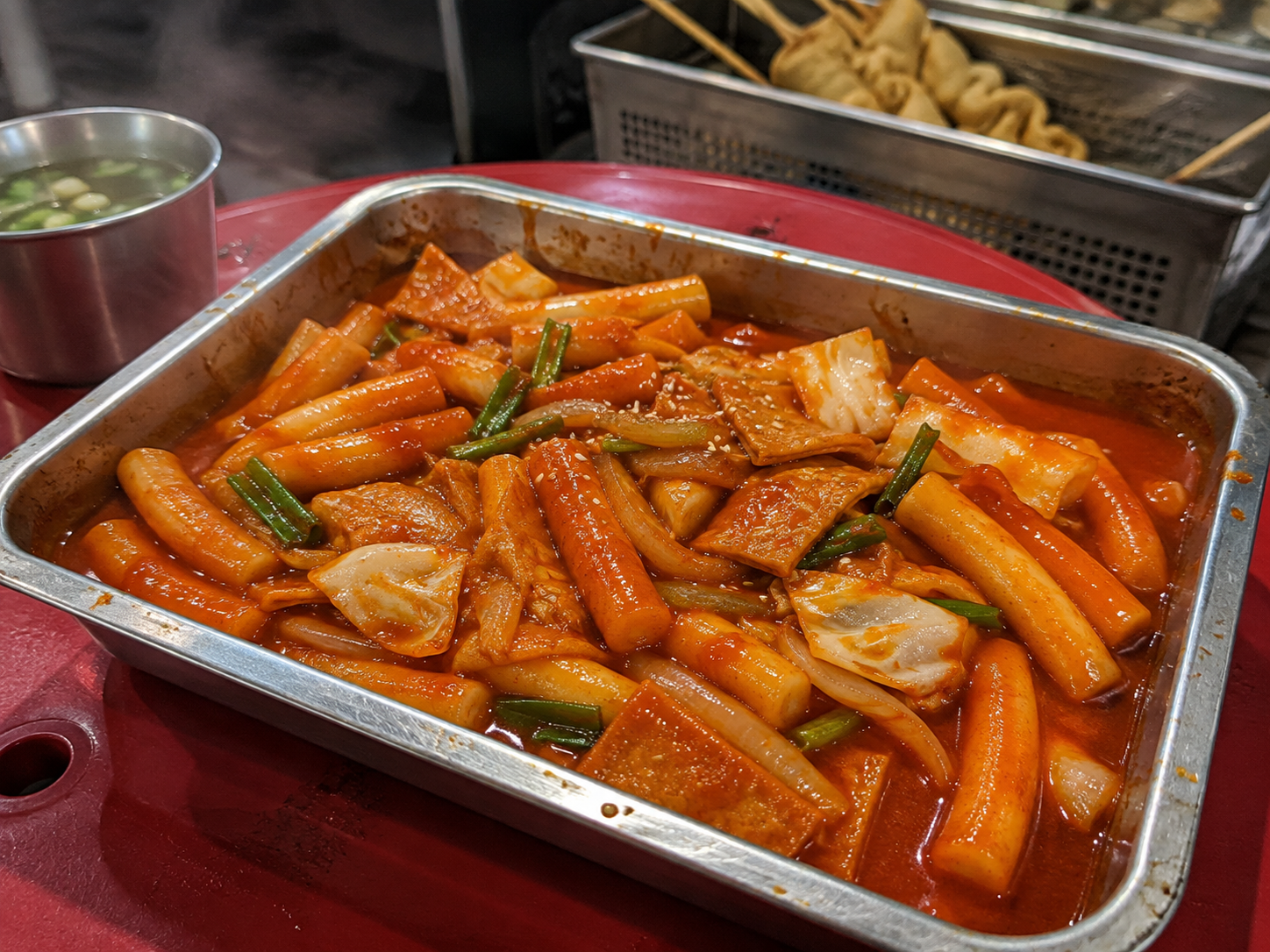 Tteokbokki – koreanische Reiskuchen in Gochujang-Sauce